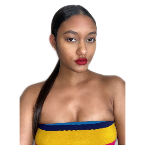 Model wearing a straight ponytail extension for a fuller healthy-looking hairstyle